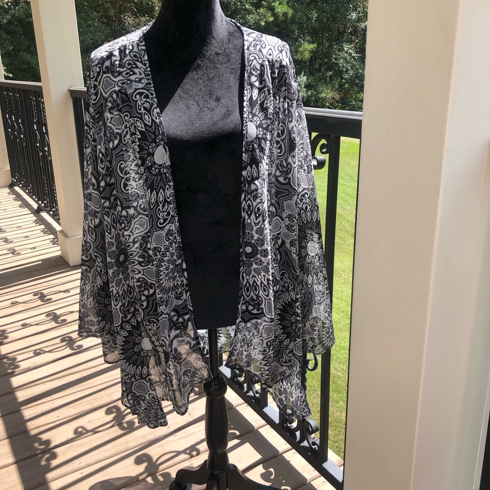 New Directions Black, Gray, and White Floral Cardigan